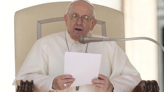 Dolor de rodilla obliga al papa Francisco a permanecer sentado durante audiencia semanal