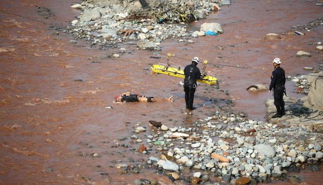 El sujeto aún no ha sido identificado. Habría sido arrastrado por la corriente hasta terminar en la mitad del río. (Foto: Hugo Pérez)