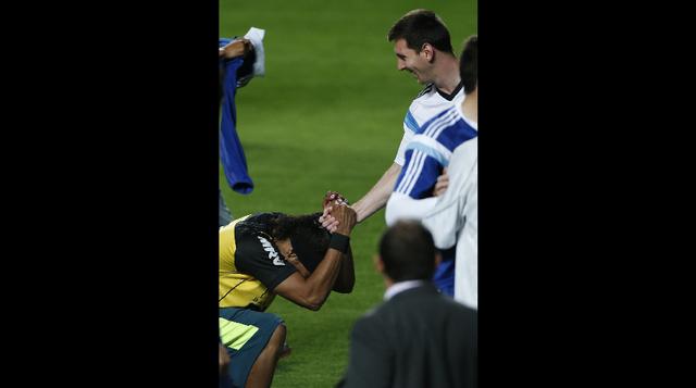 Así se vivió el encuentro entre el clon de Ronaldinho y Messi - 1