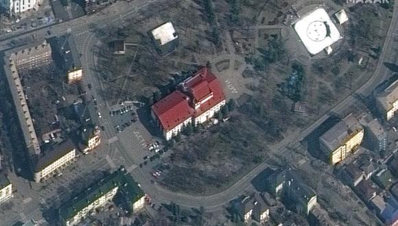 Esta imagen satelital de Maxar publicada el 16 de marzo de 2022 muestra el Teatro Dramático Mariupol en Mariupol, Ucrania, en una imagen del 14 de marzo de 2022. El edificio fue bombardeado por los rusos. (AFP).