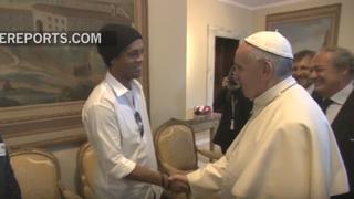 Ronaldinho se vio en aprietos con preguntas del Papa Francisco