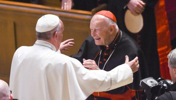 El Papa Francisco se extiende para abrazar al cardenal arzobispo emérito Theodore McCarrick después de una oración en septiembre de 2015. (Foto: AFP)