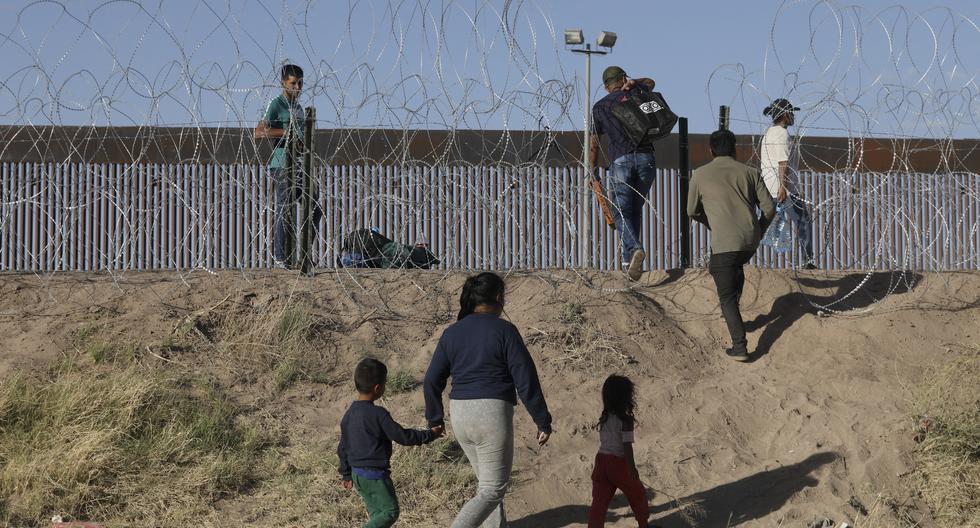 Migrantes caminan por la orilla del Río Grande para entregarse a agentes de la Patrulla Fronteriza del Sector El Paso después de cruzar desde Ciudad Juárez, estado de Chihuahua, México. (Foto: AFP)
