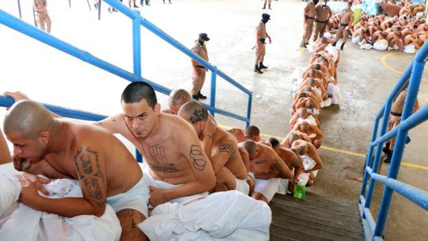 La decisión del presidente Bukele de juntar en las mismas celdas a los pandilleros conlleva riesgos. (TWITTER @PRESIDENCIASV).