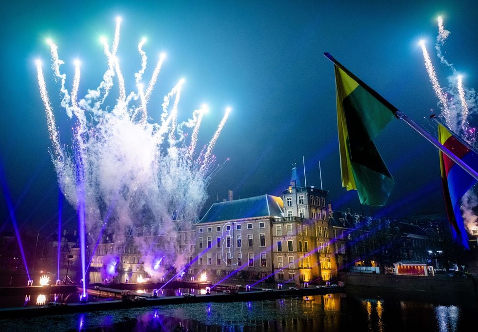 La celebración por el Año Nuevo 2020 cerca del Parlamento en Ámsterdam. (VAN DER WAL / ANP / AFP).