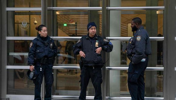 Imagen referencial. Policías de Brooklyn custodian un edificio. AFP