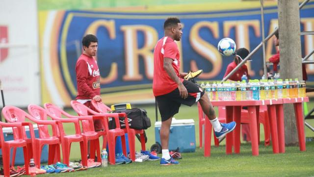 Farfán divirtiéndose con el balón. (Foto: Rolly Reyna / El Comercio)