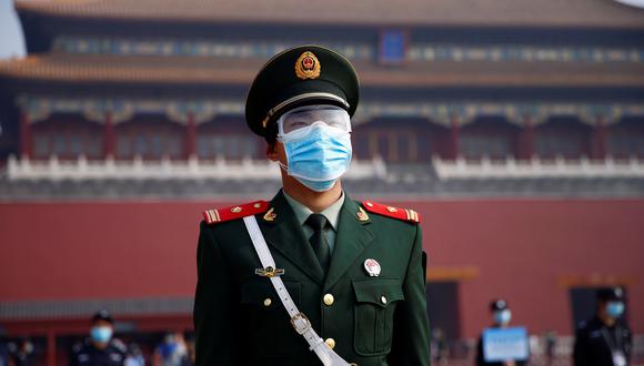 Un militar monta guardia en la Ciudad Prohibida tras la reapertura del acceso al público. China es el país donde se originó el coronavirus. (Foto: REUTERS/Tingshu Wang).