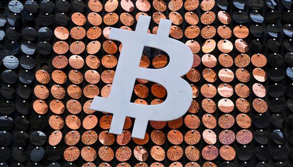 El Bitcoin alcanzó un precio récord este mes de febrero. ¿Vale la pena invertir en él? (Foto: NICOLAS TUCAT / AFP)