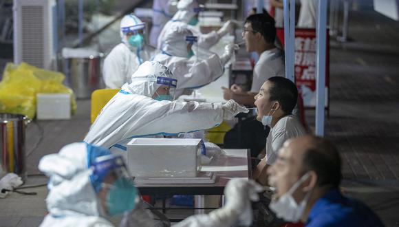 This photo taken on August 3, 2021 shows residents receiving nucleic acid tests for the coronavirus in Wuhan in China's central Hubei province. (Photo by STR / AFP) / China OUT