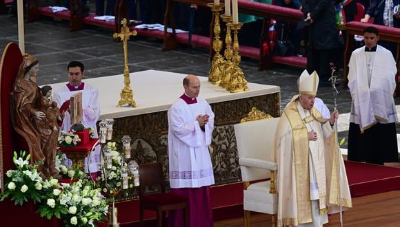 El Papa Francisco preside una misa de beatificación del difunto Papa Juan Pablo I, el 4 de septiembre de 2022 en la plaza de San Pedro en el Vaticano. (Foto de Vincenzo PINTO / AFP)