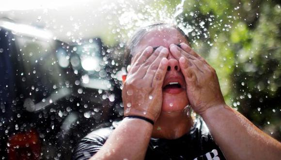 Una mujer en Puerto Rico se refresca tras llenar recipientes debido a la escasez de agua luego del huracán María. La temporada de huracanes del Atlántico fue la más activa desde 2005, una de las anomalías apuntadas en el informe Estados del Clima. (Foto: Mario Tama Getty)