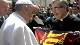Papa Francisco recibió camiseta de Barcelona firmada por Lionel Messi
