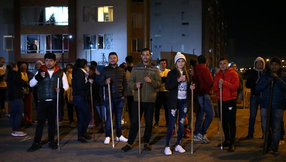 Colombia: vecinos de Bogotá se amanecieron haciendo guardia por temor a robos y saqueos. (REUTERS/Luisa González).