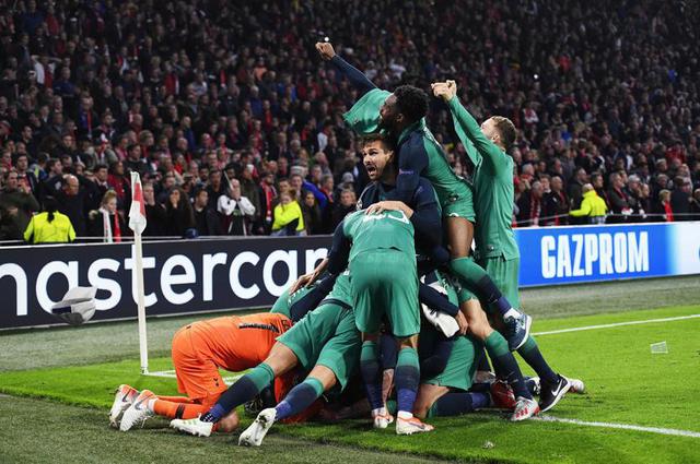 Todos los jugadores del Tottenham van a celebrar el tercer gol de Lucas Moura, que le daba el pase a la final de la Champions. (Foto: EFE)