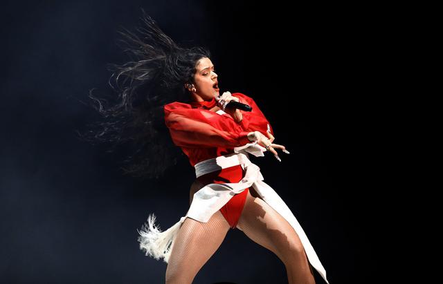 Rosalía en la edición 20 de los Latin Grammy Latino. La española interpretó "Apalé" y "Con Altura".