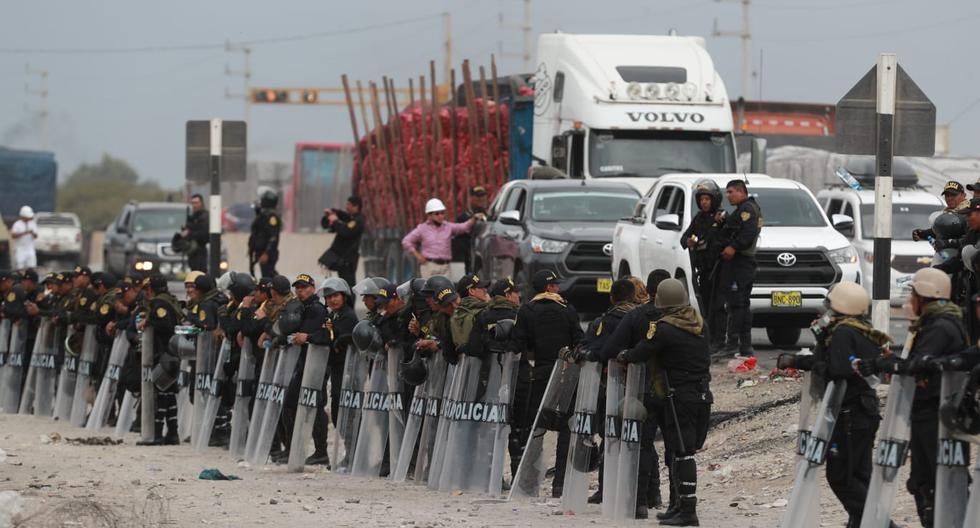 La Policía, con el apoyo de las Fuerzas Armadas, lograron desbloquear la Panamericana Sur. (Foto: Alessandro Currarino)
