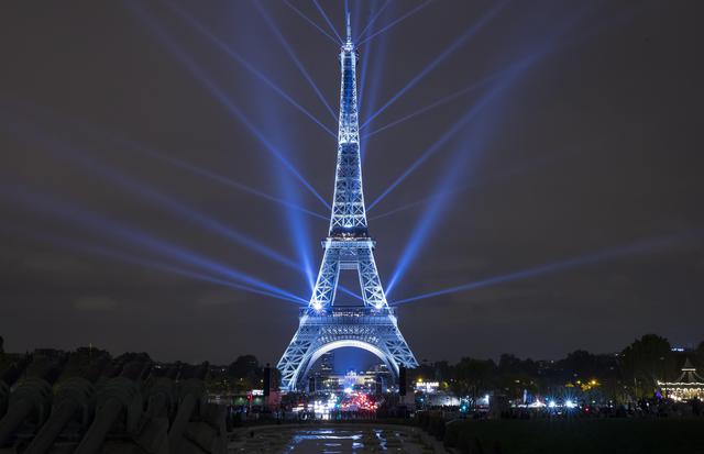 La Torre Eiffel iluminada durante una proyección en honor a Japón, durante la visita del príncipe heredero Naruhito. (Foto: EFE)