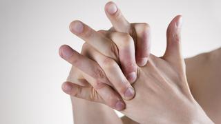 ¿Sacarse "conejos" de los dedos puede causar artritis?