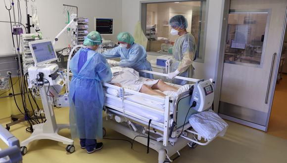 El personal médico atiende a un paciente de coronavirus en la unidad de cuidados intensivos Covid-19 de un hospital en Magdeburgo, Alemania, el 28 de abril de 2021. (Ronny Hartmann / AFP).