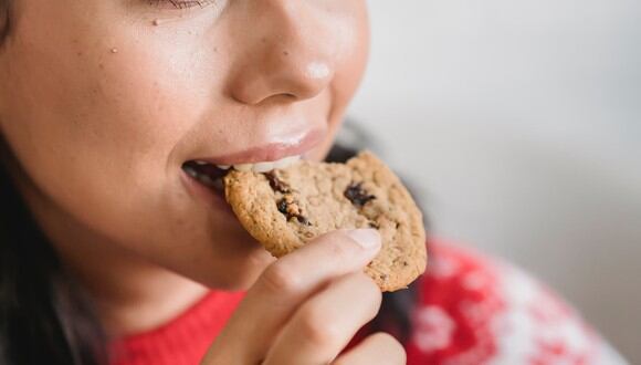 La ansiedad, comer poco y otras causas pueden llevarnos a caer en la tentación de comer entre horas. (Foto: Pexels)