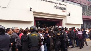 Desorden en Migraciones por pasaporte electrónico [FOTOS]