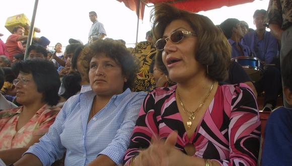 Abencia Meza celebra, al lado de Alicia Delgado, su décimo aniversario de vida artística en el mercado Unicachi de la Panamericana Norte. Año 2004. (Foto: Fernando Fujimoto)