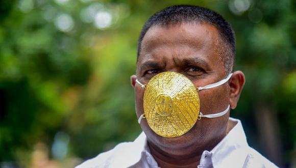 El empresario indio Shankar Kurhade decidió comprar una mascarilla de oro hecha a su medida para protegerse del coronavirus. (Foto: Sanket WANKHADE / AFP).