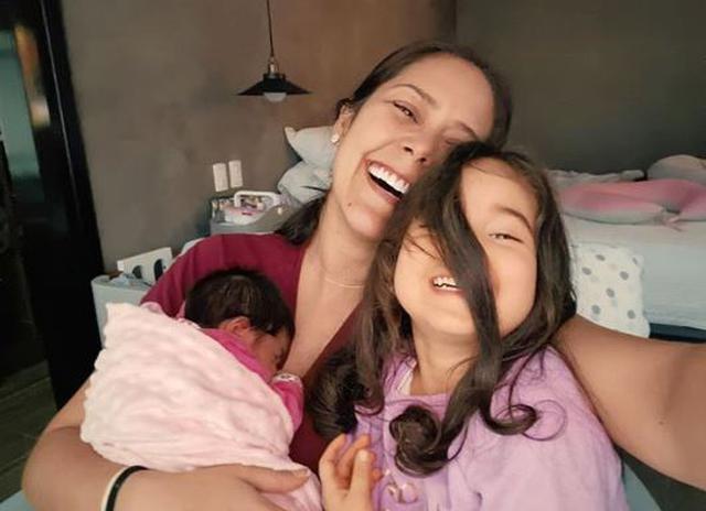 Karen Schwarz muestra con tierna foto el gran parecido entre sus hijas (Foto: Instagram)