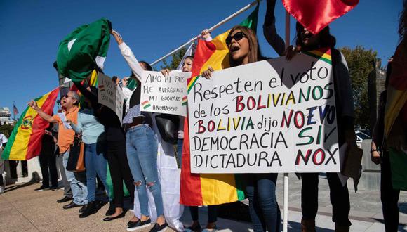 Partidarios de la oposición boliviana se manifiestan fuera de la sede de la Organización de Estados Americanos (OEA) donde el Ministro de Relaciones Exteriores de Bolivia se dirigía a una reunión del Consejo Permanente de la OEA en Washington. (Foto: AFP).