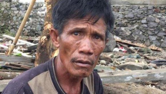 Udin Ahok tuvo que hacer una elección terrible durante el tsunami que golpeó el sábado a Indonesia tras la erupción del volcán Anak Krakatoa. (AFP).