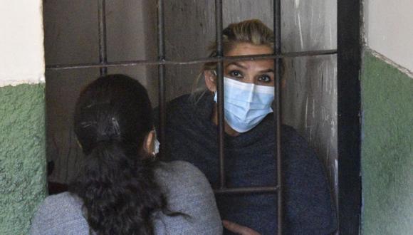 La expresidenta interina de Bolivia Jeanine Áñez se asoma desde las celdas de la Fuerza Especial de Lucha Contra el Crimen (FELCC), hoy, en La Paz (Bolivia).  (Foto: EFE/ Stringer).