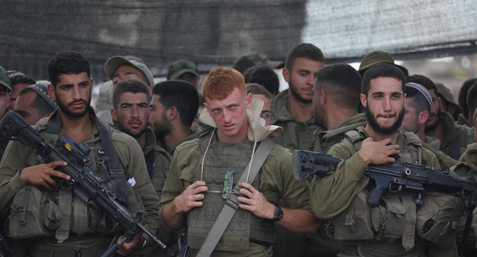 Los soldados de Israel están en formación mientras el Ministro de Defensa se dirige a ellos cerca de la frontera de Gaza, el 19 de octubre de 2023. (EFE/EPA/ABIR SULTAN).