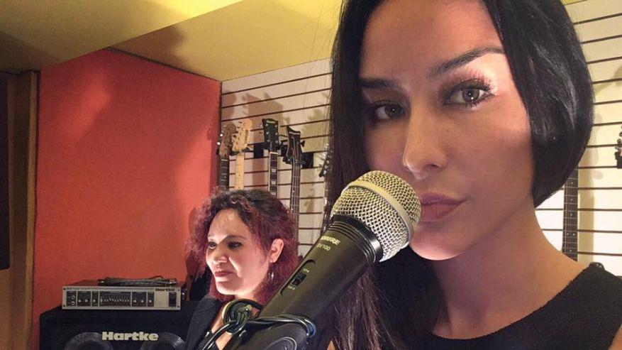 Cristina Benavides, actriz de De vuelta al barrio", integra el trío musical Era Miscela. (Foto: Difusión)