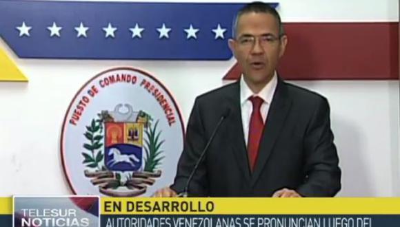 Ernesto Villegas, ministro de Comunicaciones, dice que el Ministerio del Interior ha podido confirmar los nexos del policía Pérez con la CIA.  (Foto: YouTube)
