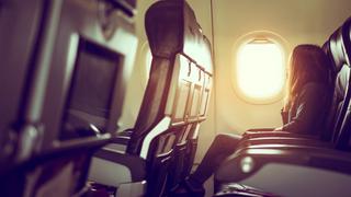 La IA incursiona en los viajes: una aerolínea emiratí permitirá reservar vuelos usando inteligencia artificial
