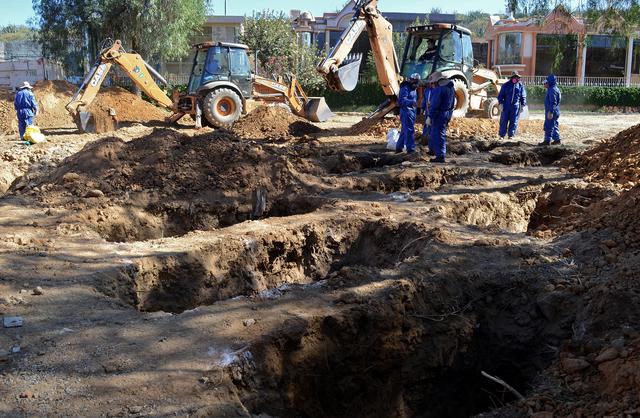 Máquinas excavadoras cavan fosas en Cochabamba ante el incremento de muertes en Bolivia por coronavirus. (Foto:  DIEGO CARTAGENA / AFP).
