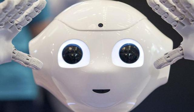 El robot Pharos, creador por un grupo de investigadores de Portugal y España, es capaz de organizar ejercicios personalizados para cada usuario, les hace compañía y advierte sobre problemas eventuales de salud. (Foto: EFE)