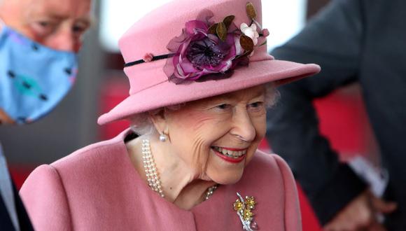 La reina Isabel II de Gran Bretaña hace un gesto a su llegada para asistir a la ceremonia de inauguración del sexto Senedd, en Cardiff, Gales, el 14 de octubre de 2021. (Geoff Caddick / AFP).