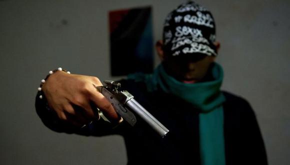 Las pandillas y el narcotráfico inciden en las altas cifras de muertes por armas de fuego en algunos países de América Latina.