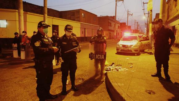 Agentes de la Policía Nacional vigilando el cumplimiento del toque de queda. (Foto: GEC)