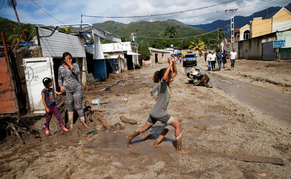 Una niña camina en el lodo causado por las devastadoras inundaciones luego de fuertes lluvias en el barrio Los Castanos, en Maracay, estado Aragua, Venezuela, 18 de octubre de 2022. REUTERS/Leonardo Fernandez Viloria