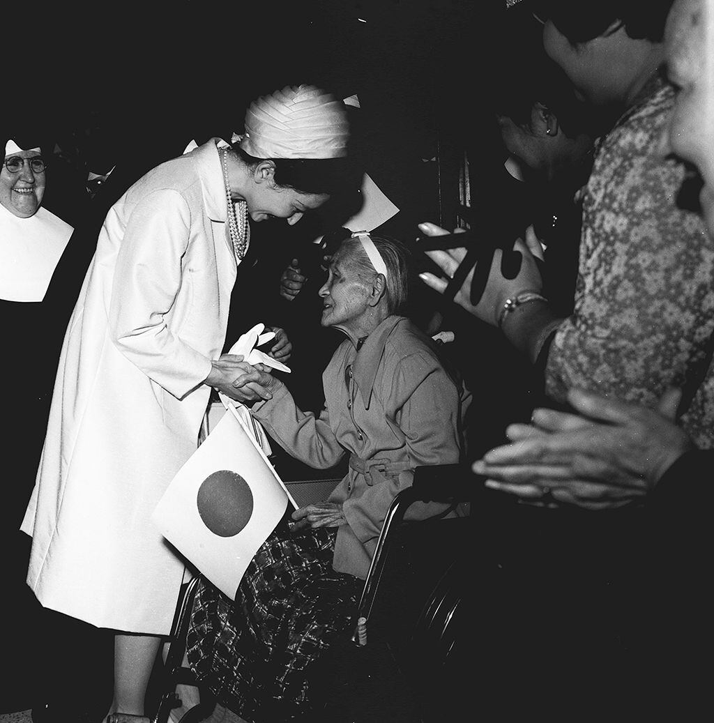 El 12 de mayo de 1967, la princesa Michiko visitó el asilo de anciano de la avenida Brasil. En la foto, se le ve saludando a una ciudadana japonesa. (Foto: GEC Archivo Histórico)