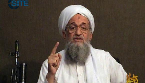 En esta imagen de archivo, Ayman al-Zawahiri hace un elogio de su compañero líder de Al-Qaeda, Osama bin Laden, en un video publicado en foros yihadistas el 8 de junio de 2011. (Foto: SITE INTELLIGENCE GROUP / AFP)