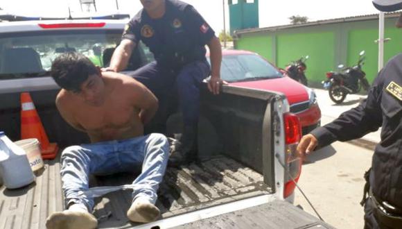 Antes de que la Policía capture al agresor, los indignados pobladores lo atacaron a golpes, le ataron las manos y le cubrieron su cabeza con una bolsa (Foto: cortesía Serenazgo de Chimbote)