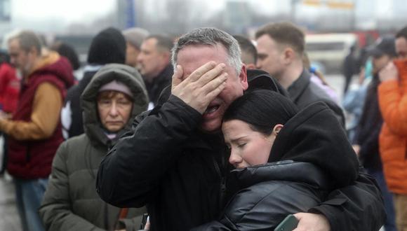 La gente llora en la sala de conciertos Crocus City Hall tras un ataque terrorista en Krasnogorsk, en las afueras de Moscú, Rusia, el 23 de marzo de 2024. EFE/EPA/MAXIM SHIPENKOV