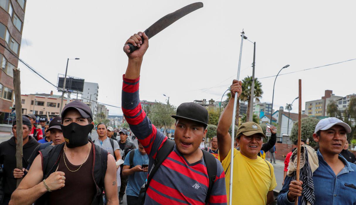 En su largo trayecto hacia la capital, cubierto a pie y en vehículos, los aborígenes de numerosas provincias bloquean decenas de vías y han ocupado pozos petroleros en la Amazonía. (Foto: Reuters)