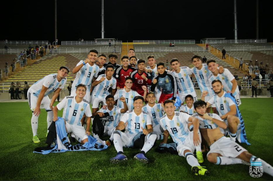 Perú hizo su tarea ante Uruguay y lo derrotó 3-2 sobre la hora. Sin embargo, Ecuador ganó 4-1 y se quedó con el último cupo rumbo a Brasil 2019. Paraguay, Chile y el campeón Argentina lo acompañarán. | Foto: @Argentina