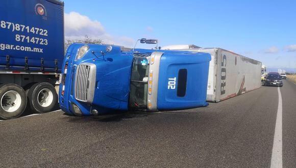 Un trailer volcado por las fuertes ráfagas de viento, en una autopista del Istmo de Tehuantepec, estado de Oaxaca (México).  (Foto: EFE/Rusvel Rasgado López).