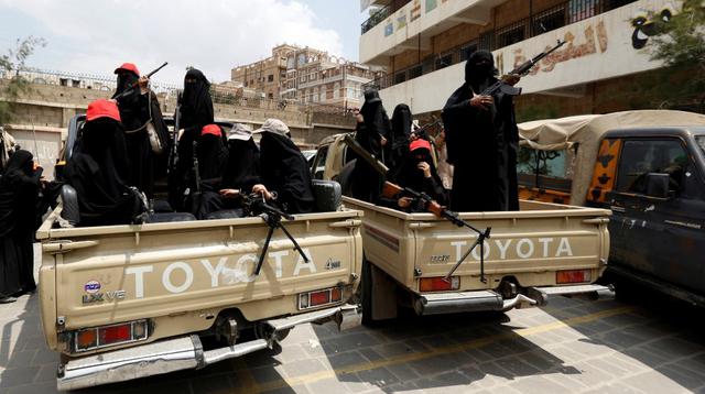 Decenas de mujeres armadas desfilaron por las calles de Yemen - 3